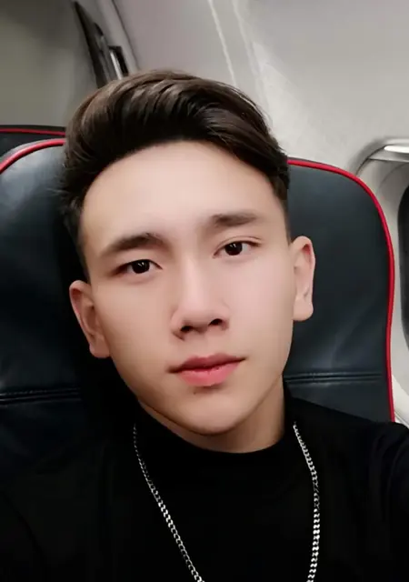 Я Артур, 20, из Воронежа, ищу знакомства без обязательств