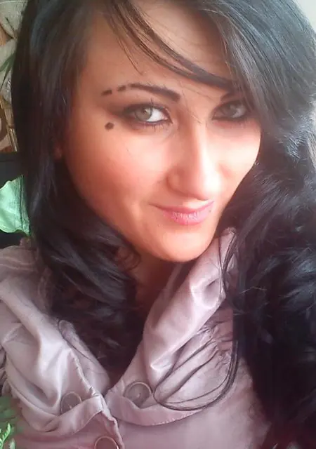 Я Эльвира, 19, из Ильиногорска, ищу знакомства на одну ночь