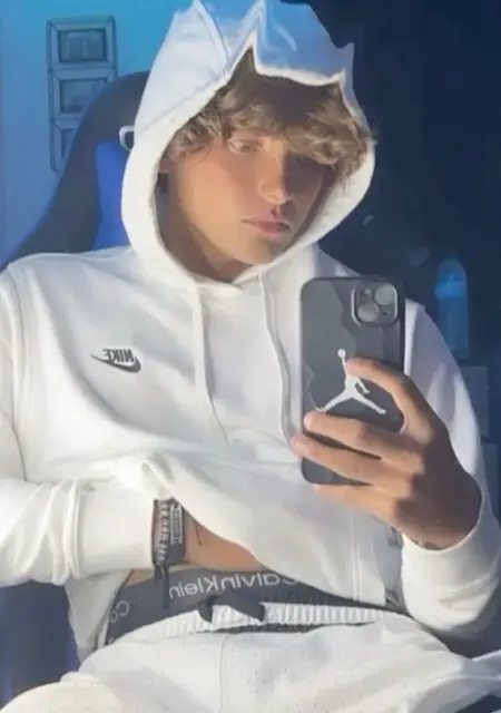 Артём из Южно-Сахалинска, мне 18, познакомлюсь на одну ночь