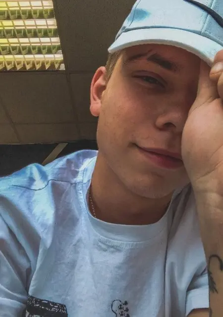 Я Никита, 20, из Уссурийска, ищу знакомство для приятного времяпровождения