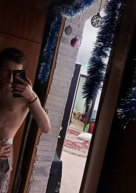 Я Иван, 20, из Таганрога, ищу знакомство для открытые отношения