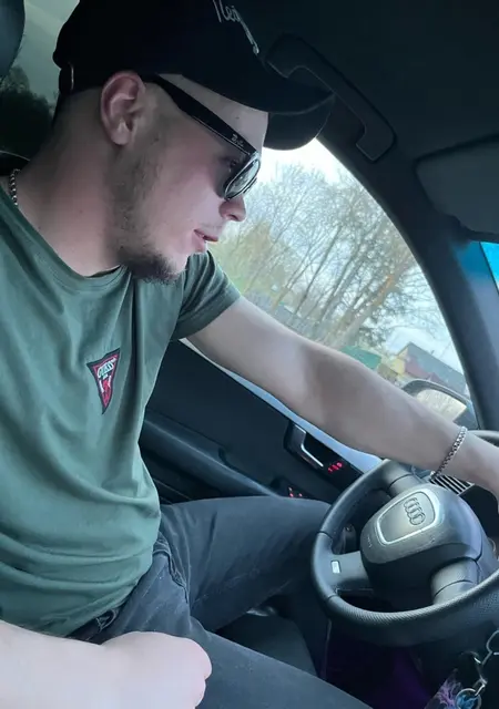 Artyom из Великого Устюга, ищу на сайте знакомства на одну ночь