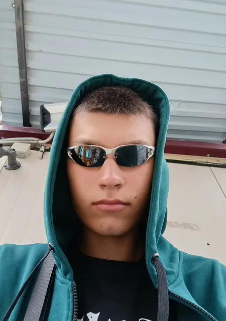 Я Боря, 18, из Хабаровска, ищу знакомства на одну ночь