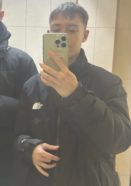 Я Михаил, 18, знакомлюсь для вирта в Москве