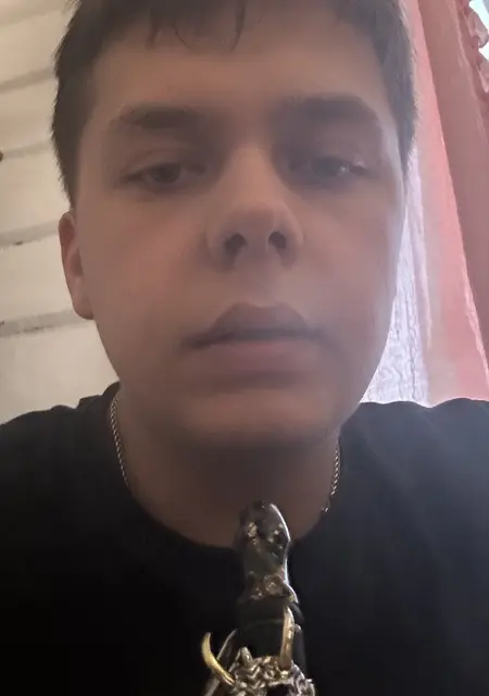 Я Anton, 18, из Архангельска, ищу знакомства на одну ночь