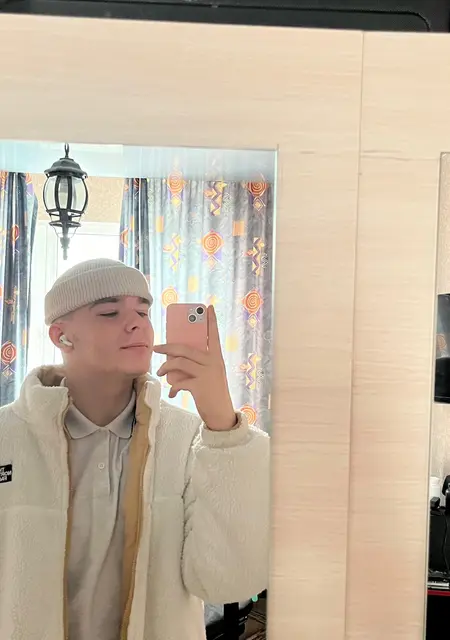 Я Антон, 21, из Нового Уренгоя, ищу знакомства на одну ночь