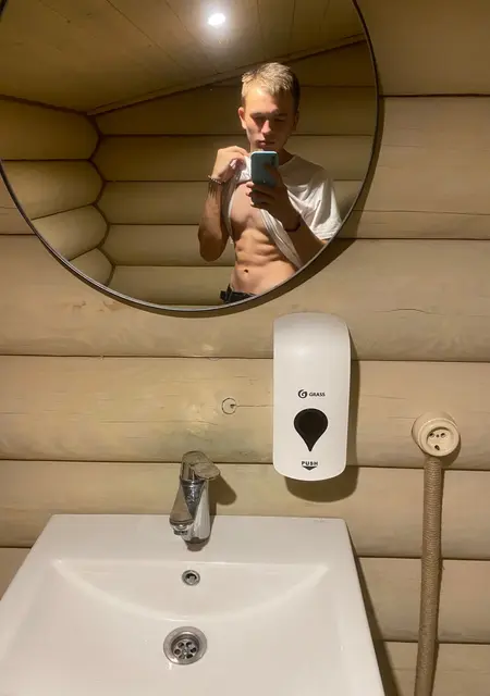 Я Артем, 19, знакомлюсь без обязательств в Октябрьском