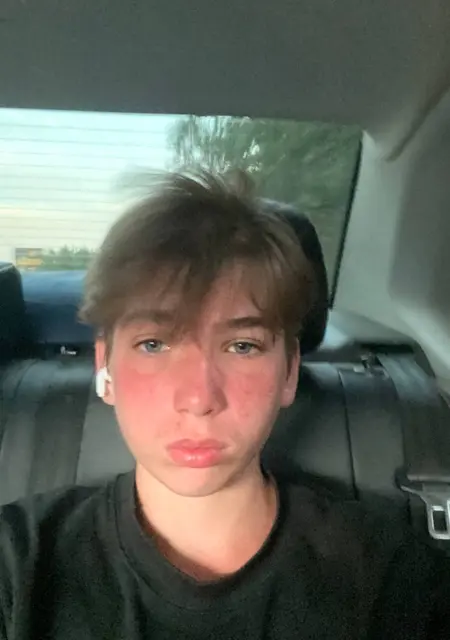 Гриша из Новочеркасска, мне 20, познакомлюсь без обязательств