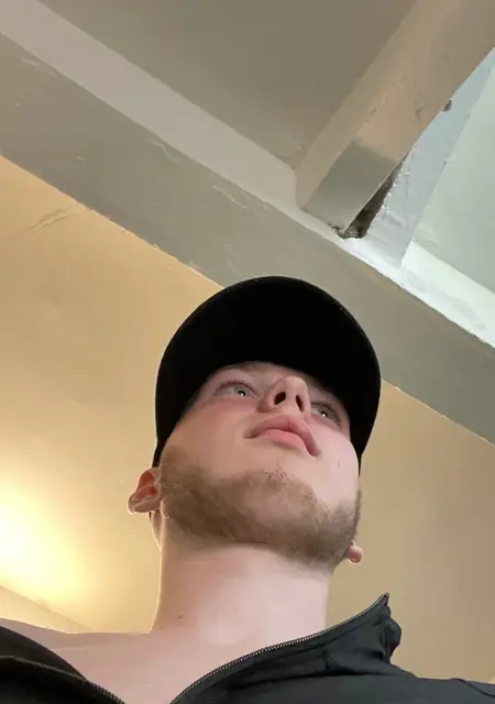 Я Олег, 18, из Кирова, ищу знакомства на одну ночь