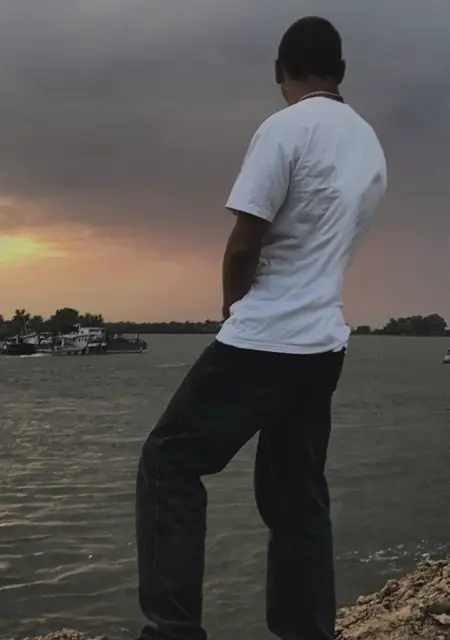 Я Артём, 18, из Астрахани, ищу знакомства без обязательств