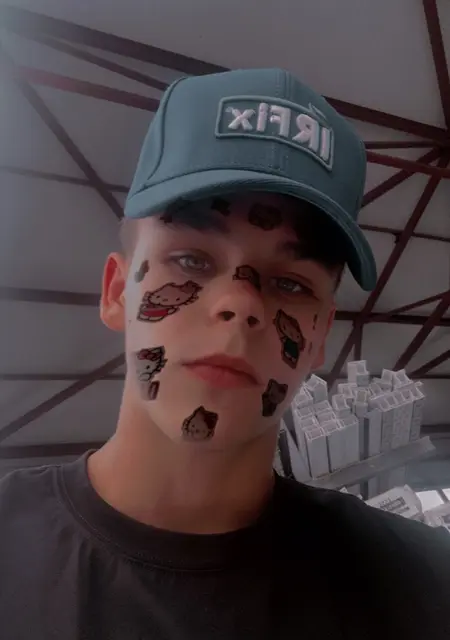 Виктор из Краснодара, мне 18, познакомлюсь на одну ночь