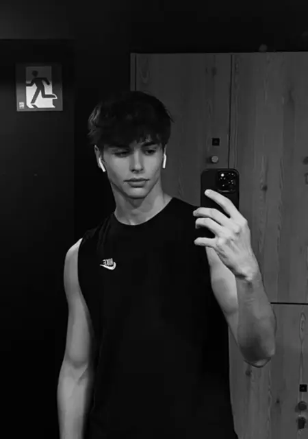 Я Парень, 26, знакомлюсь для открытые отношения в Оренбурге