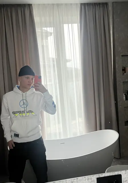 Я Александр, 19, из Санкт-Петербурга, ищу знакомства на одну ночь