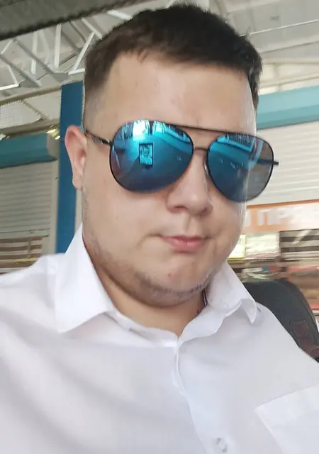 Я Артём, 19, знакомлюсь на одну ночь в Ейске