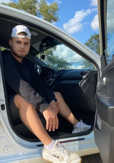 Я Миша, 24, из Чехова, ищу знакомства на одну ночь