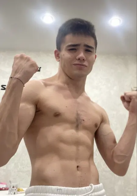 Я Артур, 19, знакомлюсь на одну ночь в Ростове-на-Дону