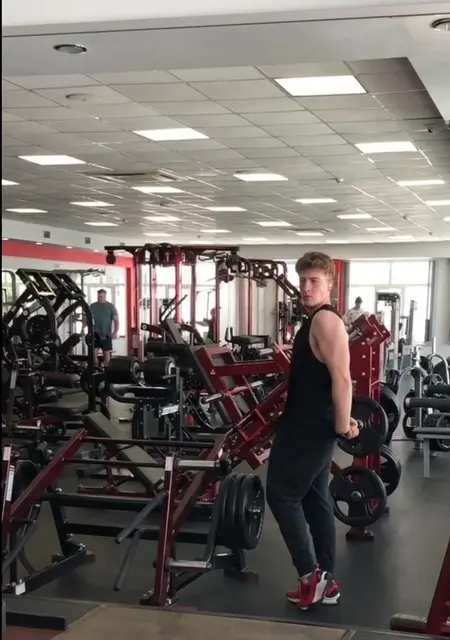 Я Максим, 20, знакомлюсь для общения в Бердске