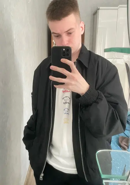 Я Егор, 19, из Мурманска, ищу знакомство для постоянных отношений