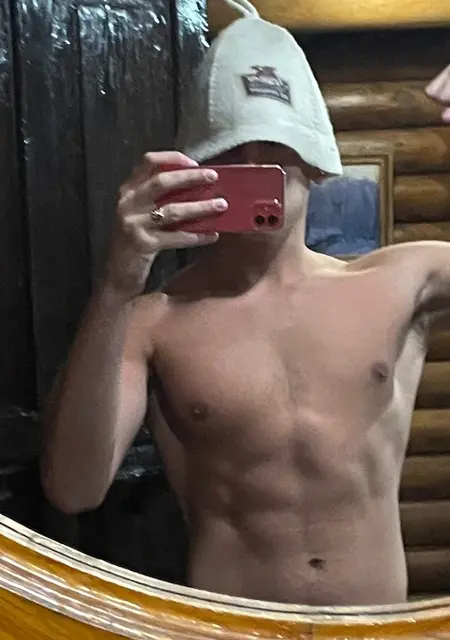 Илья из Саранска, мне 21, познакомлюсь на одну ночь