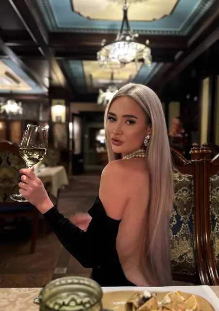 Я Адель, 21, из Геленджика, ищу знакомства без обязательств