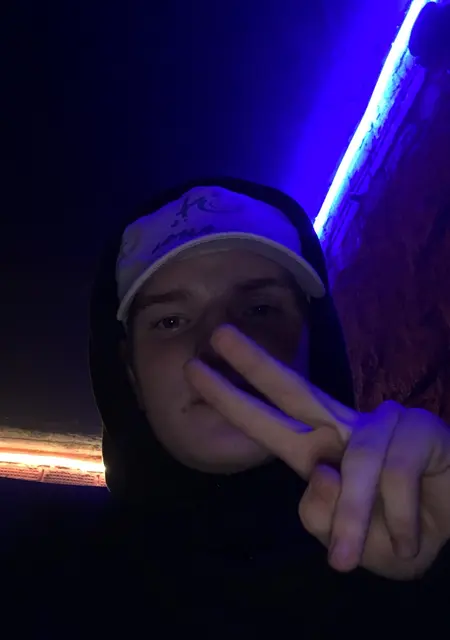 Никита из Ижевска, мне 21, познакомлюсь для приятного времяпровождения