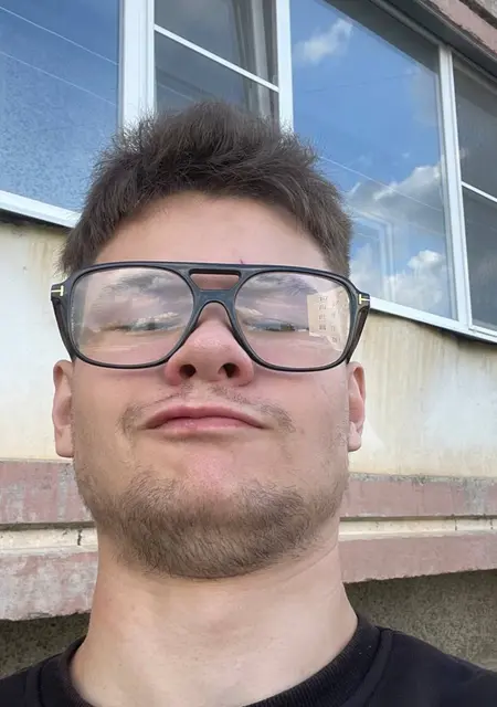 Я Егор, 18, из Вологды, ищу знакомства на одну ночь