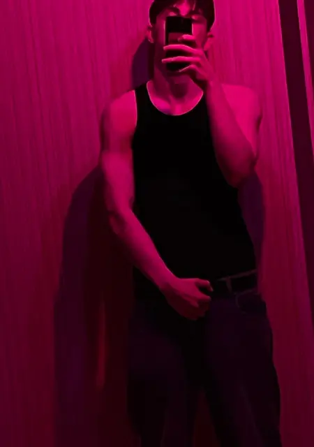 Влад из Вологды, мне 18, познакомлюсь на одну ночь