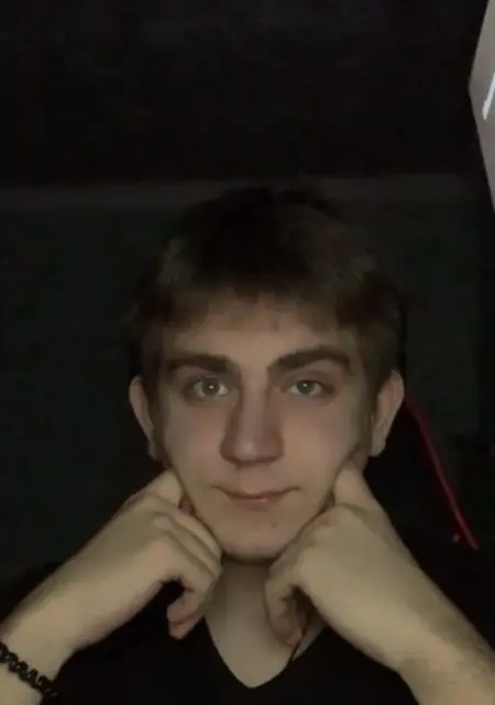 Илья из Омска, мне 20, познакомлюсь для общения