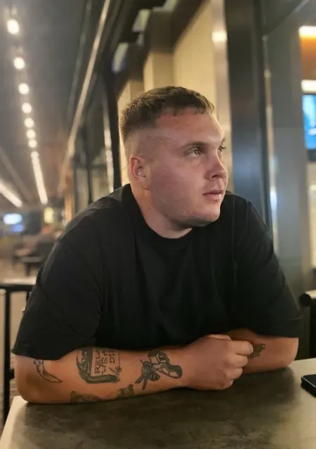 Я Антон, 27, из Каневской, ищу знакомства без обязательств