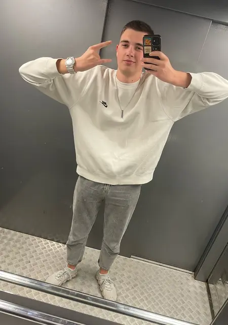 Гриша из Клинцов, мне 25, познакомлюсь для приятного времяпровождения